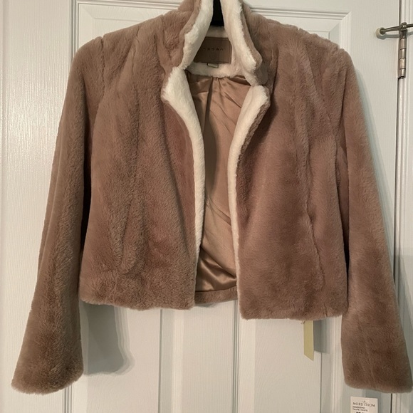 Jackets & Blazers - Adorable Crop faux fur jacket, super soft!